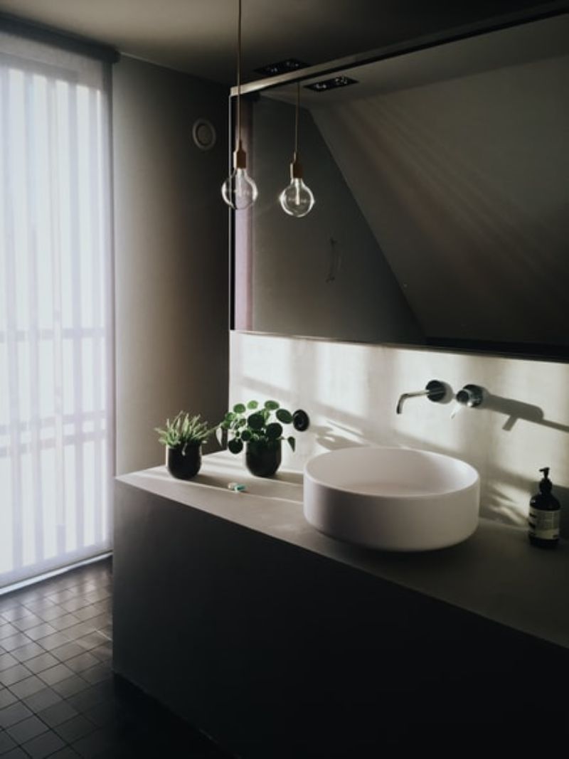 baño minimalista con lavabo blanco plantas verdes para baño.jfif