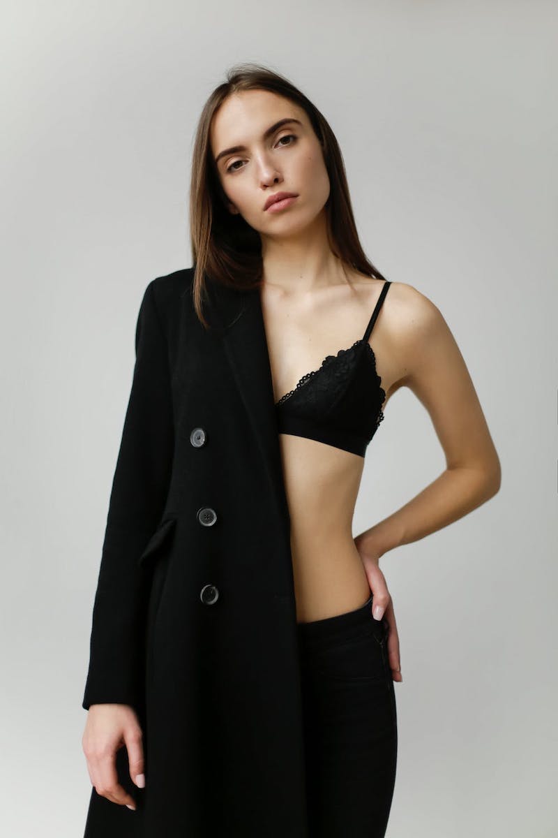 foto de chica con lenceria negra y chaqueta negra