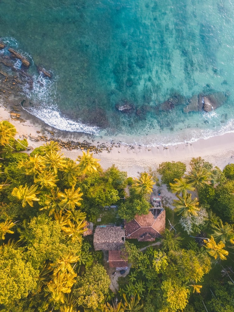 imagen de una isla de shirilanka playa de arena y rocas