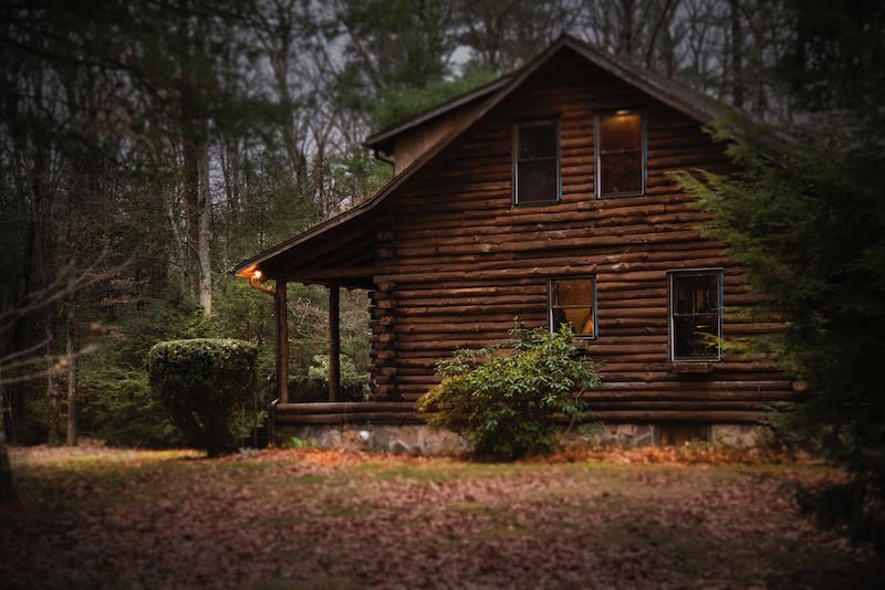 casa de madera en la madera hecha de arboles enteros