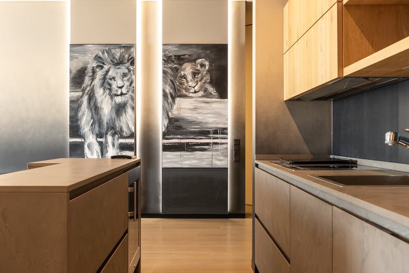 cocina moderna con papel pintado animales leon y tigre