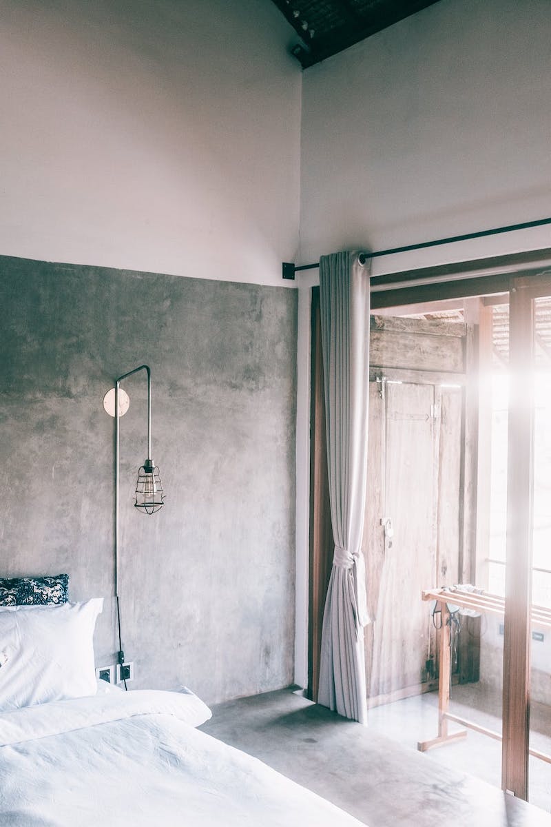 dormitorio en un diseño minimalista moderno con bajo cemento