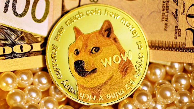 imagen de dodge coin perro blanco sobre moneda disparo sobre fondo de joyas