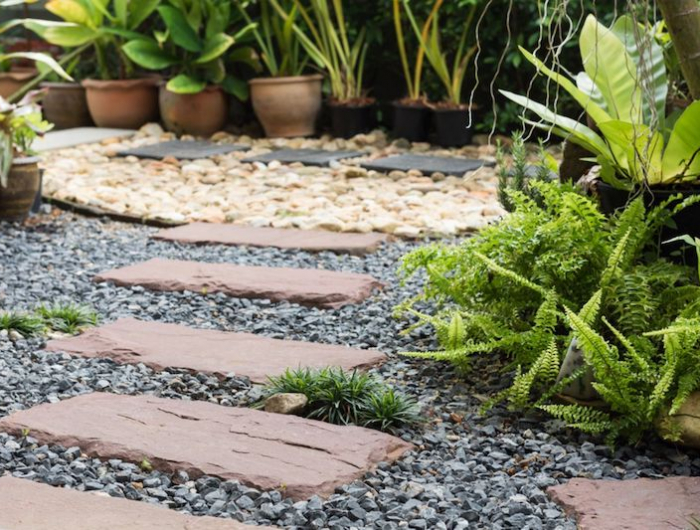 Cómo poner piedras decorativas en el jardín