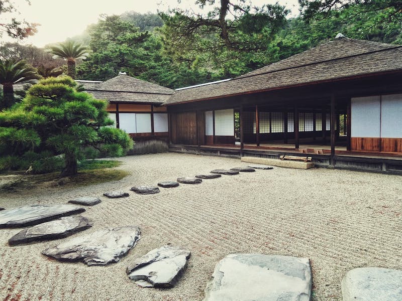 hermosa casa en estilo japones con jardin con guijarros