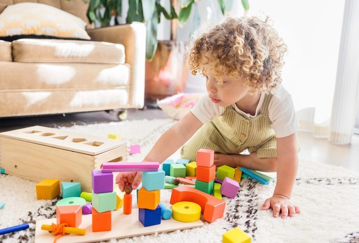 Diviértase con su pequeño haciendo manualidades