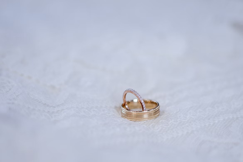 anillo de boda y anillo de compromiso sobre un fondo blanco