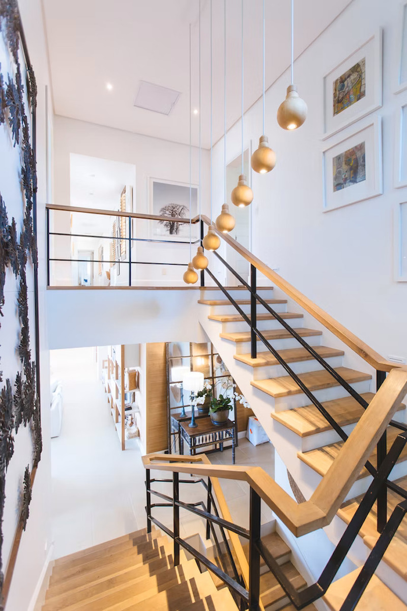 moderno loft diseño escaleras de madera clara y metal ferroso