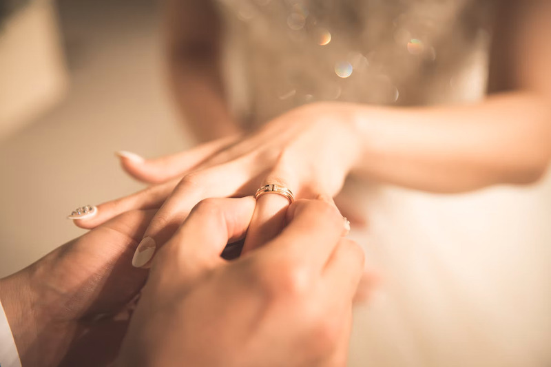 novia con anillo de boda manicura de boda