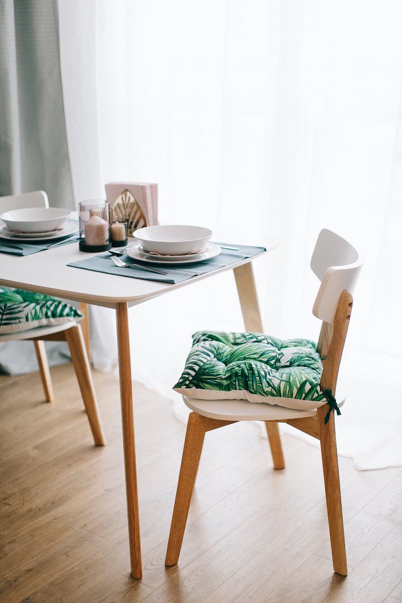 pequeñas sillas de mesa de comedor de madera clara con almohadilla de asiento
