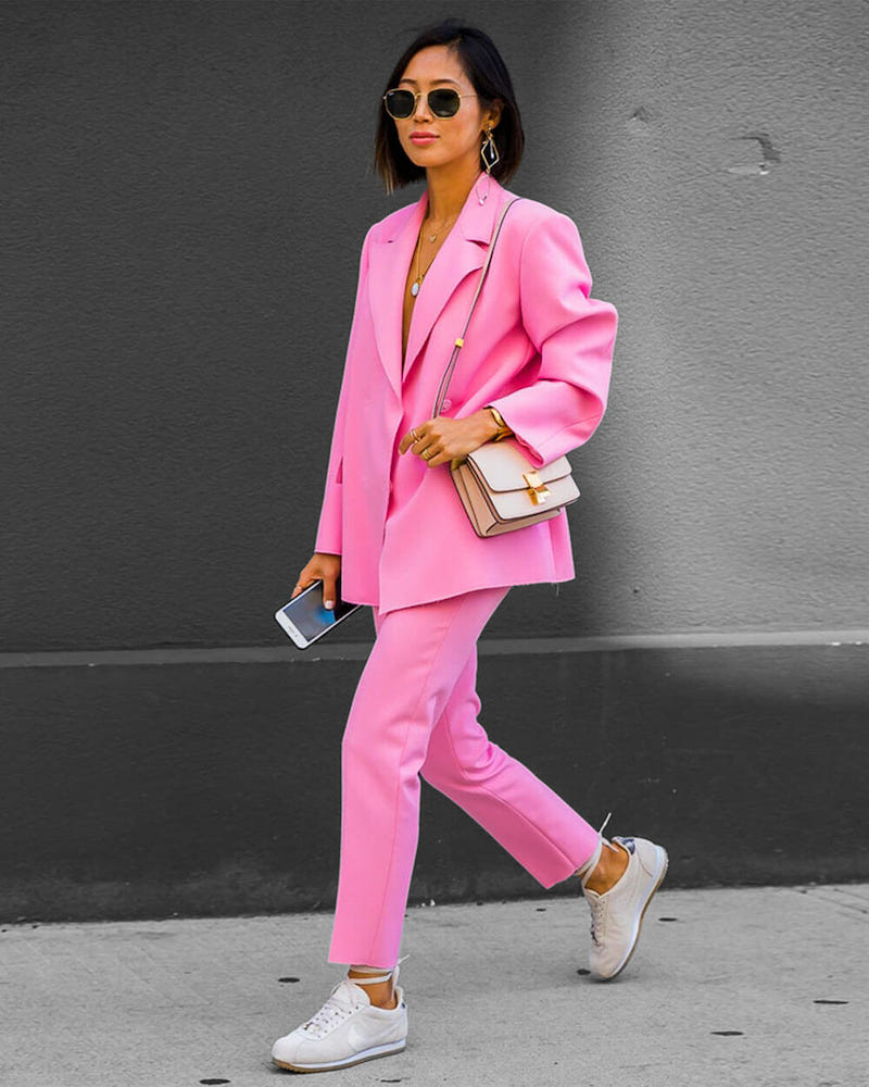 outfit rosa con zapatillas blancas street style