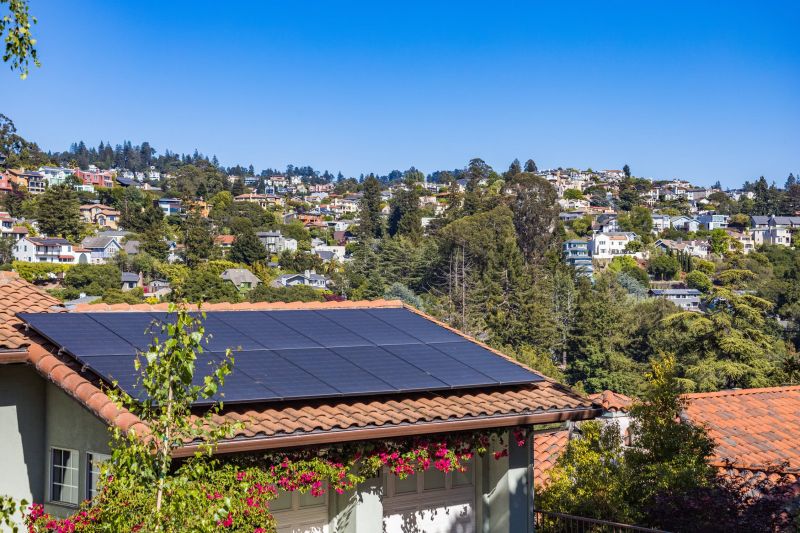 casa con paneles solares instalados en el techo