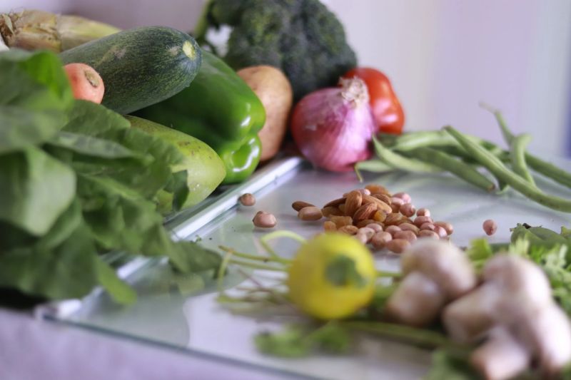 varios productos alimenticios verduras de hoja verde y legumbres en una fruta para comer