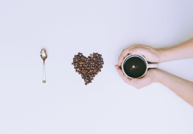 cuchara de café para café y una taza de café sobre un fondo blanco
