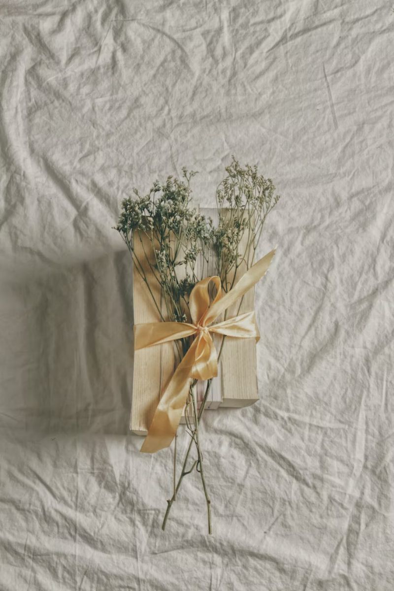 envoltorio de regalo de cinta y flores secas