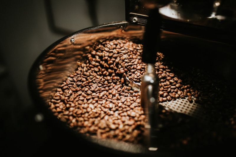 granos de café en una máquina