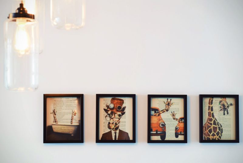 pared de cuadros con jirafas y gafas