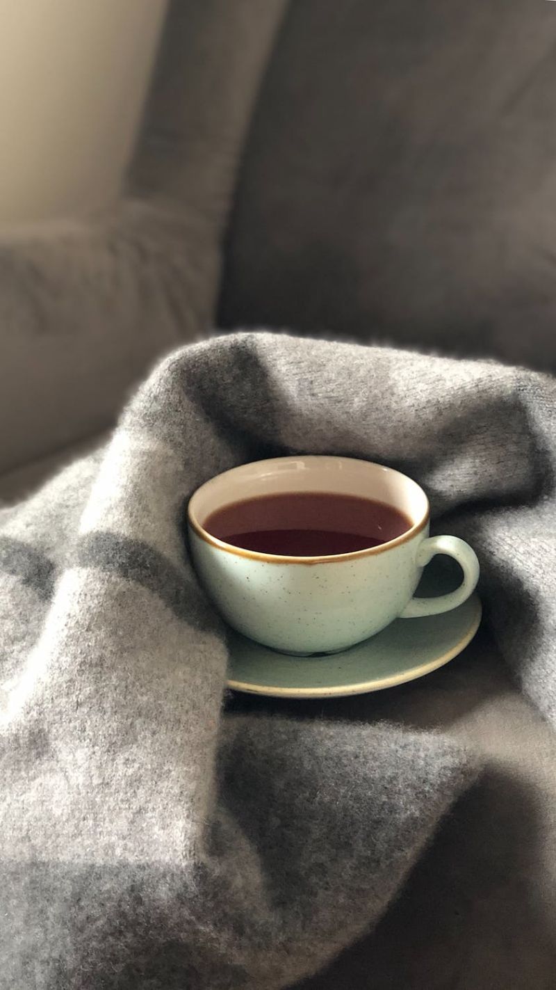 una taza de café envuelta en una manta