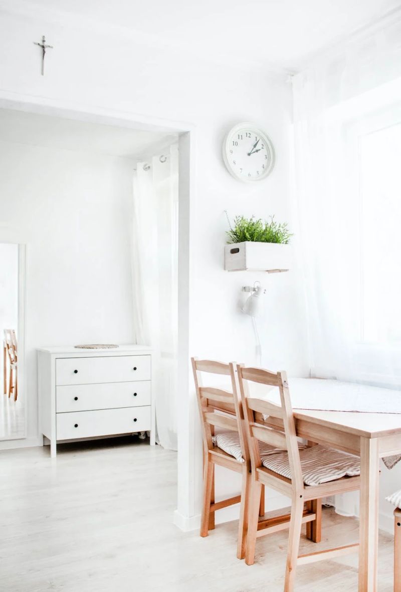 interiorismo en colores claros muebles de madera clara