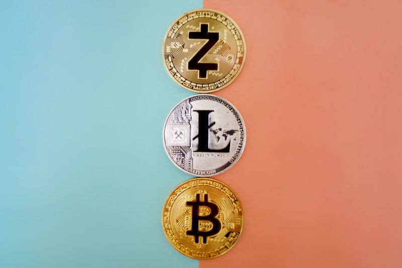 monedas bitcoin fotografiadas sobre un fondo de color