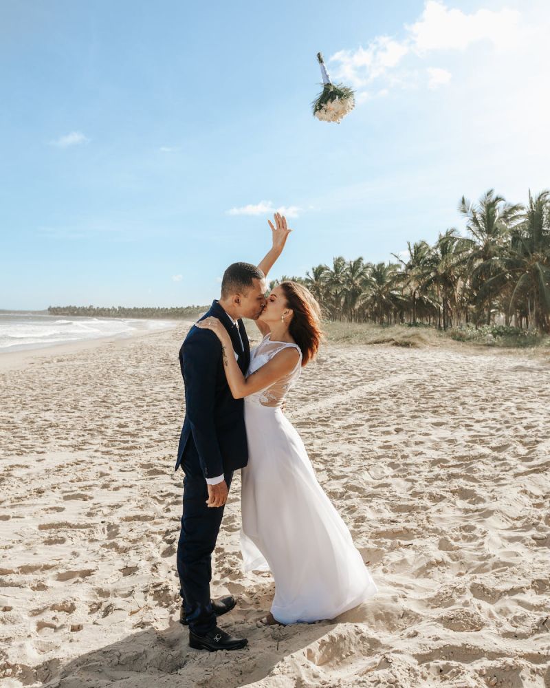 boda en la playa foto de una pareja de recién casados