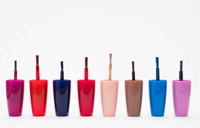 diferentes colores de tapones de esmalte de uñas