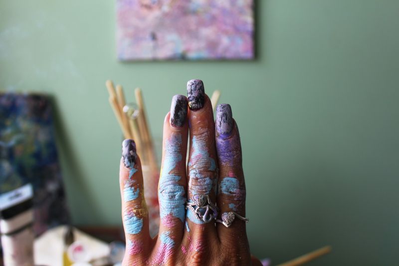 manos femeninas manchadas de pintura