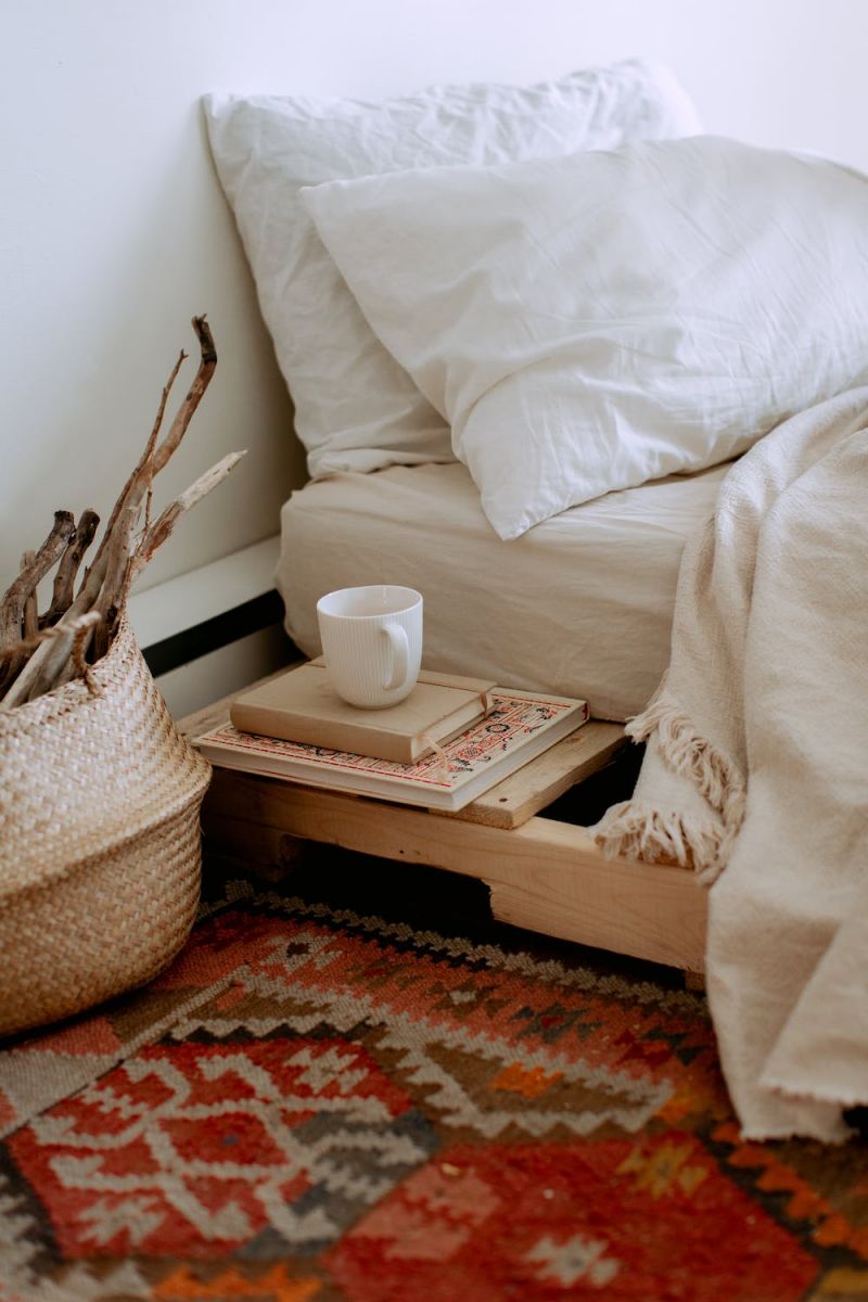 diseño de un dormitorio de estilo boho escandinavo con una alfombra multicolor