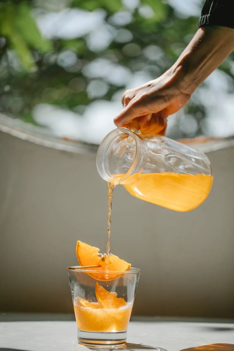 jarra con zumo de naranja y rodaja de naranja