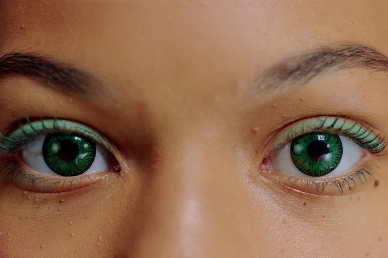 foto de ojos verdes con lentes de contacto y delineador verde