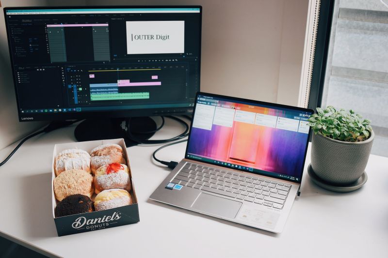 ordenador para hacer vídeos y escritorio con donuts