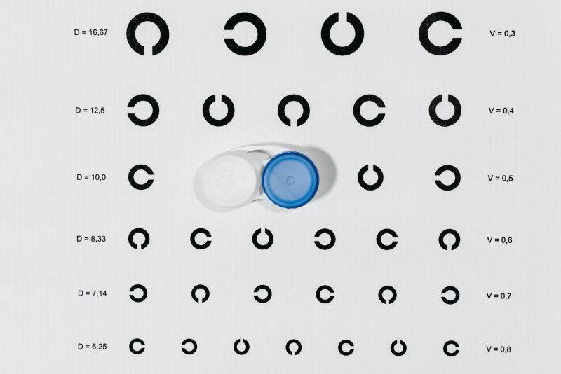 recipiente para lentes de contacto de color blanco y azul