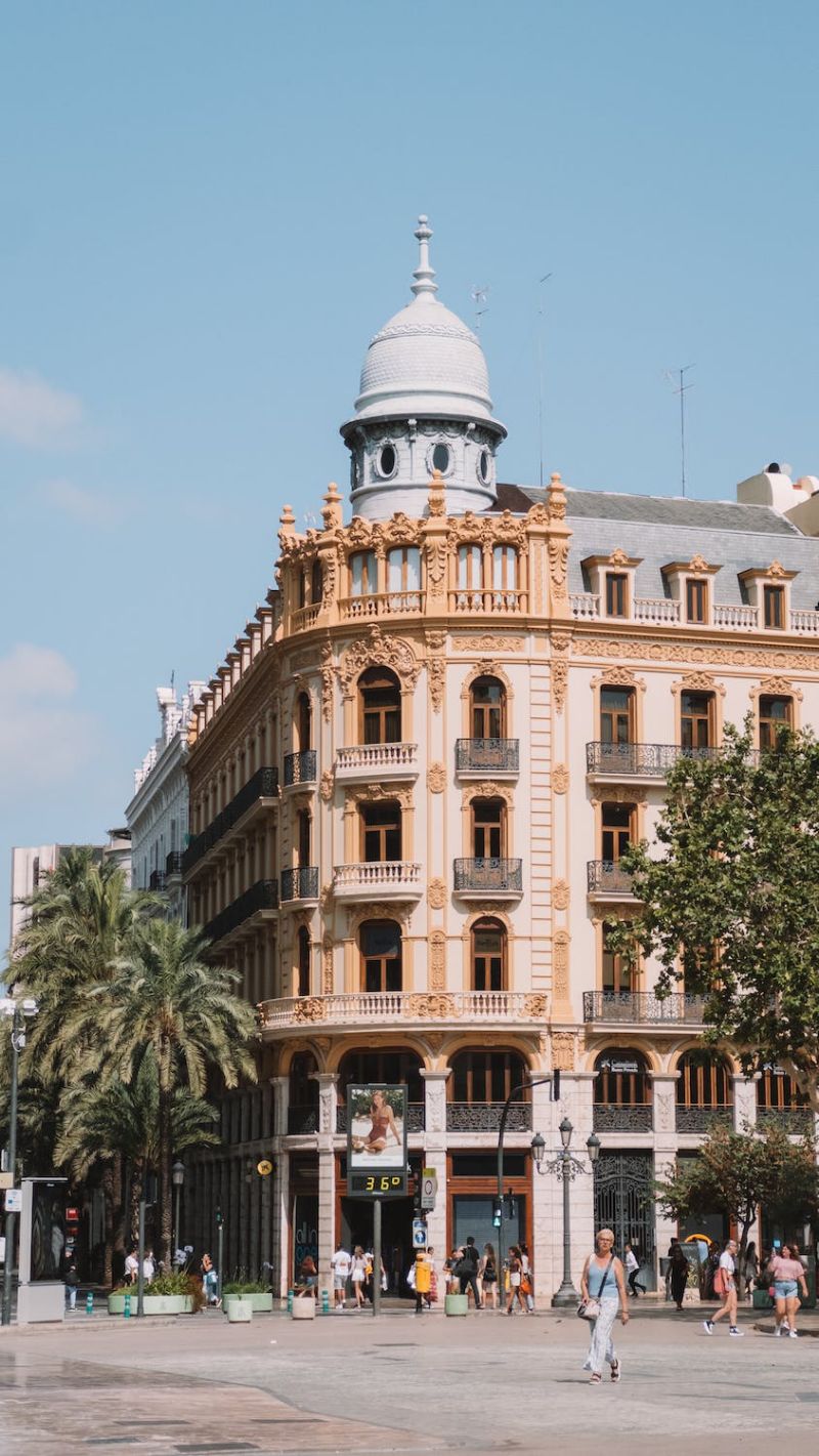 un hermoso edificio barroco en valencia cerca de la plaza