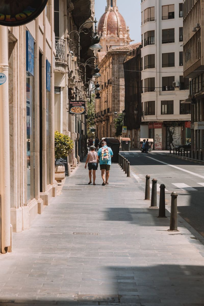 una pareja caminando por las calles de valencia