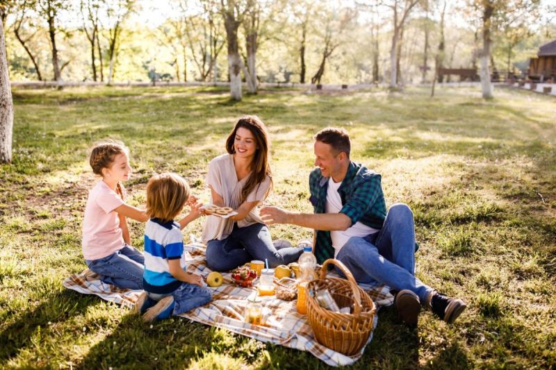 familia de picnic en la naturaleza