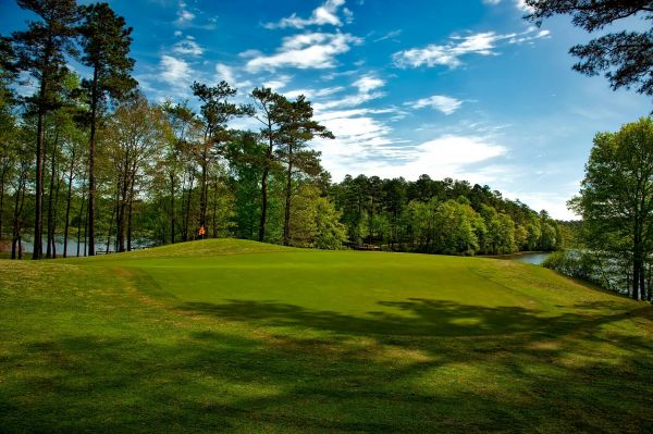 campo de golf con hermosas vistas al lago