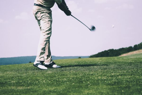 hombre jugando al golf en un campo de golf